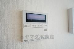 キッチン横からお湯張り、追い炊き、足し湯がボタン一つで楽々操作できる給湯機リモコンです。忙しい夕飯準備の時間帯に重宝しますね。