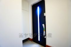 白を基調とした明るい玄関です。