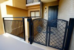 玄関ドアに続く玄関ポーチを完備しています。プライベートが守れたり物を置くにも便利ですね。