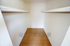 収納力豊富なウォークインクローゼット。洋服や小物などを1箇所にまとめて美しい収納を実現します。スーツケースのような大型の荷物も置けます＾＾