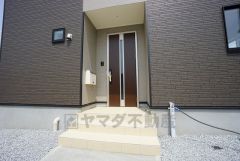 家の顔となる玄関扉がかっこいいと、たくさんの人を招き入れたくなりますね＾＾奥まって設置されており、雨にも濡れにくくなっています。