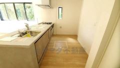 リビングにいるお子様を見守りながらお料理ができる対面キッチン。カウンタートップの汚れもサッと拭き取ることができ、お掃除ラクラク＾＾