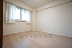 明るい洋室です。ナチュラル色のフローリングで開放的な優しい雰囲気になっています＾＾ベッドや机、ＴＶを置いてもゆとりのある広さです。