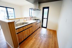 カウンタートップは耐熱性に優れており、日ごろのお掃除もふき取るだけでＯＫ。ステンレスシンクも簡単にお掃除できますよ。