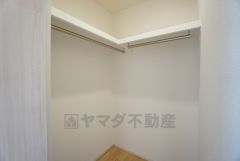 同仕様写真。収納力豊富なウォークインクローゼット。洋服や小物などを1箇所にまとめて美しい収納を実現します。