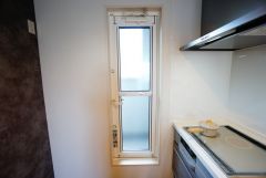 勝手口付きキッチン。においがこもりやすいキッチンの換気にも役立ちます。ごみの仮置きにもなり、便利です＾＾