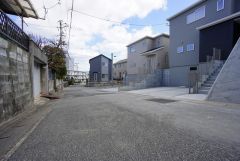 道路幅は5.5ｍと広く、開放感があります。大きな車でも駐車しやすいため、車のサイズを気にせず好きな車に乗れます。