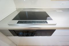 汚れてもサッとふける、お手入れのしやすいIHクッキングヒーター。オール電化なので経済的。