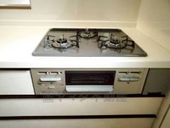 複数の調理を一度に行うことができる3口コンロ。効率よくお料理が出来ます。毎日のお料理も楽しくなりますね＾＾