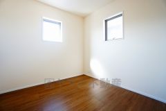 暖かい日差しが差し込む洋室。たっぷり収納できるクローゼット付きでお部屋の中をすっきりと快適に保てます。