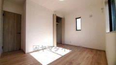 2面採光を確保した明るい室内は、風通しも良く、大変居心地の良い空間となっております。爽やかな風を感じて起きる朝は、快適生活の始まりに。