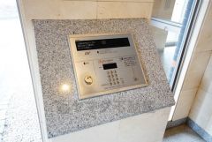 オートロックは、外部の人が自由に建物内に出入りできないため、不審者の侵入防止効果があります。