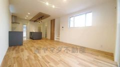 大きな窓のあるリビングは、陽光あふれる明るい空間です。居心地良く、ご家族皆がゆったり寛げる憩いの空間となりそうです。