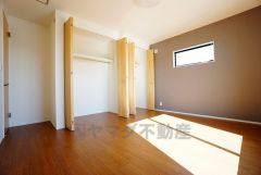 2階リビングとして、ファミリースペースとして、広めの主寝室として、様々な使い方がありそうです。アクセントクロスがオシャレですね＾＾