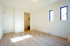 寛ぎの時間を紡ぎだす主寝室は、大型ベッドを置いても余裕の広さを確保しています。