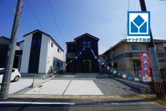 周辺は落ち着いた住宅街＾＾10年間の瑕疵保証が付いた安心の新築戸建。最新の設備で気持ちの良い新生活を送りませんか。毎日のお料理やバスタイムが楽しみになりますね。