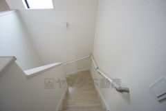 同仕様写真。小さなお子様やご高齢の方でも安心できる、手すり付き階段。段差も低めで設定されており、安全性にも優れています。