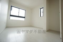 同仕様写真。暖かい日差しが差し込む洋室。たっぷり収納できるクローゼット付きでお部屋の中をすっきりと快適に保てます。