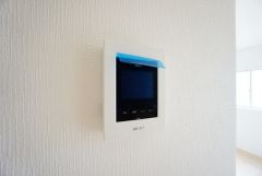 防犯はもちろん、セールスマン対策にもなるモニター付きインターホンです。お子さん1人での留守番時にも活躍しそうです。
