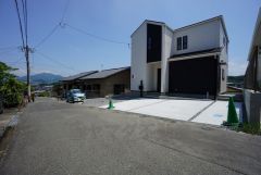 住人以外の車の進入も少なく、小さなお子様を持つご家庭にも安心です。