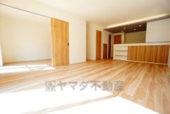 南側に大きな窓があるリビングダイニング。家族団らんのひと時を明るく演出します。