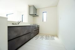 カウンタートップは耐熱性に優れており、日ごろのお掃除もふき取るだけでＯＫ。