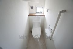 温水洗浄機付トイレです。節水機能もあるので、安心して使えますね。もちろん、1階2階の2ヶ所にトイレがあるので、忙しい朝にもゆとりができますね。