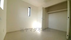 各部屋に収納が完備されているので、お荷物が増えても安心の設計です。