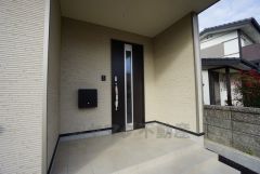 家の顔となる玄関扉がかっこいいと、たくさんの人を招き入れたくなりますね＾＾奥まって設置されており、雨にも濡れにくくなっています。