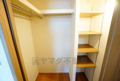 収納力豊富なウォークインクローゼット。洋服や小物などを1箇所にまとめて美しい収納を実現します。スーツケースのような大型の荷物も置けます＾＾