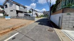 現地（2025年10月1日）撮影。住人以外の車の進入も少なく、小さなお子様を持つご家庭にも安心です。落ち着いた住宅地内で快適な生活を実現してみませんか。