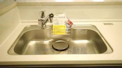 広々としたステンレスシンクには、洗剤やスポンジを収納出来るラック付き。広さも確保しているので、大きなお鍋も洗いやすいです。