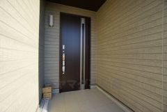 家の顔となる玄関扉がかっこいいと、たくさんの人を招き入れたくなりますね＾＾奥まって設置されており、雨にも濡れにくくなっています。