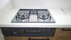 同時にたくさんの料理が調理できる3口コンロ。長時間熱を通しておきたい煮込み料理を作りながら、炒め物など同時進行で進められます。