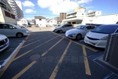 敷地内平面駐車場。月額5000円。空き状況についてはお問い合わせ下さい＾＾