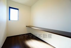 書斎有り。自宅で長時間仕事をする人や趣味部屋が欲しい方など、一人の時間も大切にしたい方に嬉しい空間です。