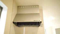 お手入れが簡単なスリム型レンジフードです。調理により発生する油煙や臭いを吸い込み、屋外へ排気してくれます。