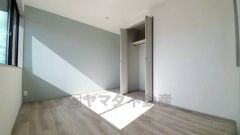 暖かい日差しが差し込む洋室。たっぷり収納できるクローゼット付きでお部屋の中をすっきりと快適に保てます。