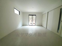 大きな窓のあるリビングは、陽光あふれる明るい空間です。居心地良く、ご家族皆がゆったり寛げる憩いの空間となりそうです。