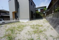 お子様と公園に行けない日も、のびのびお庭で遊べるのがうれしいですね。ガーデニングやお子様のプールなど大活躍です＾＾