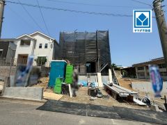 現地（2026年4月27日）撮影。三苫駅徒歩8分で、忙しい朝もゆとりの時間が持てます。シンプルでいつまでも飽きのこないデザインが周囲の環境に調和し、どんなご家族にもフィットするデザインです。