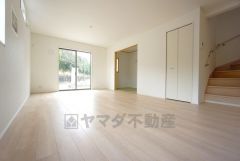 カウンターキッチンに加えて、リビング階段になっているので、お顔を合わす回数が増え、ぐっと家族の距離が縮まります。