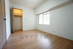 暖かい日差しが差し込む洋室。たっぷり収納できるクローゼット付きでお部屋の中をすっきりと快適に保てます。