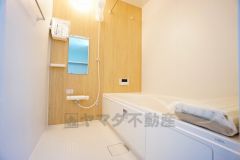 1日の疲れを癒すくつろぎのバスルーム。足を伸ばしてもゆったりと入れるサイズです。お子様と一緒にお風呂に入っても狭くないですね^^