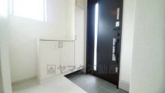 たっぷり収納できるシューズボックスです。家族全員の靴がきれいに整頓できます。棚の上にお花や写真を飾っても良いですね。