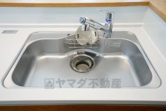 広々としたステンレスシンクには、洗剤やスポンジを収納出来るラック付き。広さも確保しているので、大きなお鍋も洗いやすいです。