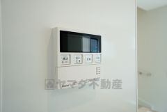 キッチン横からお湯張り、追い炊き、足し湯がボタン一つで楽々操作できる給湯機リモコンです。忙しい夕飯準備の時間帯に重宝しますね。