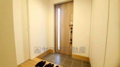 たっぷり収納できるシューズボックスです。家族全員の靴がきれいに整頓できます。棚の上にお花や写真を飾っても良いですね。