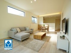 家具はイメージです。温かみのある雰囲気と、キッチンでの作業性を兼ね備え、家族の笑顔あふれる団らんのひと時をお過ごしいただける設計になっています。