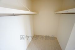 収納力豊富なウォークインクローゼット。洋服や小物などを1箇所にまとめて美しい収納を実現します。スーツケースのような大型の荷物も置けます＾＾